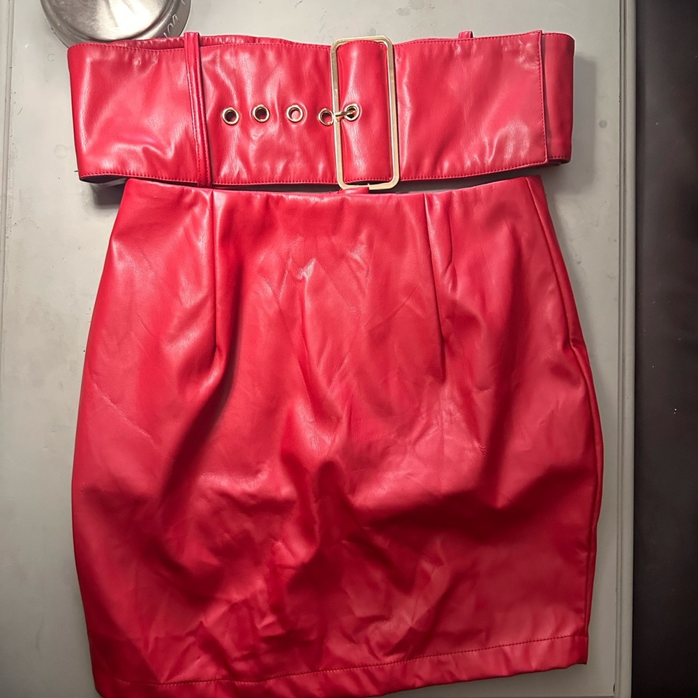 Stunning 2 piece red leather set